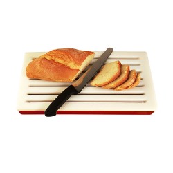 Σχάρα κοπής ψωμιού από πολυαιθυλένιο διαστάσεων 45Χ28cm με δισκό συλλογής για τα ψίχουλα σε κόκκινο χρώμα