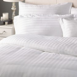 Παπλωματοθήκη λευκή με σατέν-ρίγα διαστάσεων 220x240cm 80%βαμβάκι-20%πολυέστερ