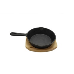 Τηγάνι μαντεμένιο με χερούλι και ξύλινη βάση διαστάσεων 15,5x4hcm Τηγάνι μαντεμένιο με χερούλι και ξύλινη βάση διαστάσεων 15,5x4hcm