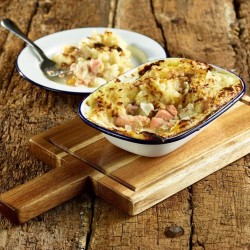 Πιατέλα εμαγιέ σειρά Blanca λευκή με μπλε λεπτομέρεια σε παραδοσιακό κομψό ύφος Φ20εκ IBILI