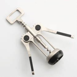 Ανοιχτήρι τιρμπουσόν πολυτελείας για μπουκάλι κρασιού σε χρώμα ασημί με μαύρες λεπτομέρειες Ανοιχτήρι τιρμπουσόν πολυτελείας για μπουκάλι κρασιού σε χρώμα ασημί με μαύρες λεπτομέρειες