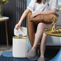 Κάδος απορριμμάτων με αυτόματο άνοιγμα χωρητικότητας 12lt σε λευκό χρώμα με χρυσές λεπτομέρειες