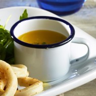 Κούπα εμαγιέ λευκή με μπλε λεπτομέρεια Φ8εκ. σειρά Blanca 400ml σε παραδοσιακό κομψό ύφος IBILI