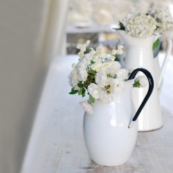 Κανάτα εμαγιέ σειρά Blanca λευκή με μπλε λεπτομέρεια 2,5L σε παραδοσιακό κομψό ύφος IBILI