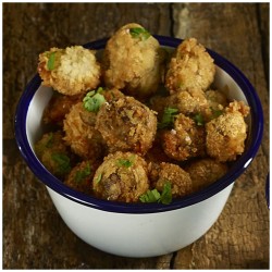 Μπωλ εμαγιέ λευκό με μπλε λεπτομέρεια σειρά Blanca Φ12x7εκ. σε παραδοσιακό κομψό ύφος IBILI