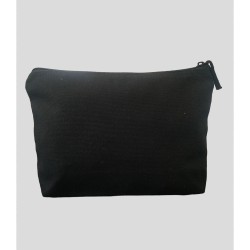 Νεσεσέρ με φερμουάρ ίδιου χρώματος σε μαύρο χρώμα διαστάσεων 26x17+6cm