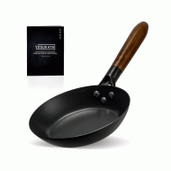 Τηγάνι από μαύρο ανθρακούχο ατσάλι YOSUKATA διαμέτρου 20cm με ξύλινη λαβή Τηγάνι από μαύρο ανθρακούχο ατσάλι YOSUKATA διαμέτρου 20cm με ξύλινη λαβή