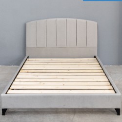 Κρεβάτι FIRENZE με ποδαράκια, ντυμένο με ύφασμα διαστάσεων 160x200cm σε χρώμα ανοιχτό γκρι