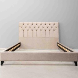 Κρεβάτι NAPOLI με ποδαράκια, ντυμένο με ύφασμα σε χρώμα μπεζ διαστάσεων 160x200cm