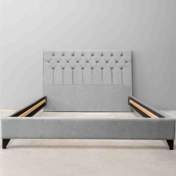 Κρεβάτι NAPOLI με ποδαράκια, ντυμένο με ύφασμα σε χρώμα ανοιχτό γκρι διαστάσεων 150x200cm