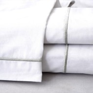 Ξενοδοχειακό σεντόνι ημίδιπλο 180TC CVC διαστάσεων 170x280cm σε λευκό χρώμα με πλακέ γαζί Ξενοδοχειακό σεντόνι ημίδιπλο 180TC CVC διαστάσεων 170x280cm σε λευκό χρώμα με πλακέ γαζί