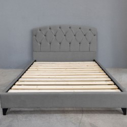 Κρεβάτι TIVOLI με ποδαράκια, ντυμένο με ύφασμα διαστάσεων 160x200cm σε σκούρο γκρι χρώμα