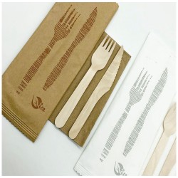 Κουβέρ με προτυπωμένο καφέ σακουλάκι με χαρτοπετσέτα οικολογική 33x33cm μαχαίρι και πιρούνι ξύλινα