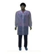 Ρόμπα εργασίας σε λευκό χρώμα non woven με μακρύ μανίκι και αυτοκόλλητο μπροστινό κούμπωμα